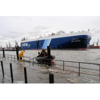 3034_1437 Schlauchboot am überfluteten Hafenkai im Altonaer Hafen. | Hochwasser in Hamburg - Sturmflut.